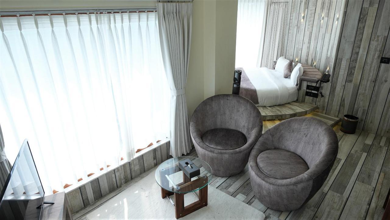 De Glance Hotel Surat Exterior foto
